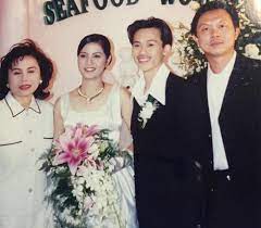 Không ai biết mặt vợ con anh, dù có không ít người nói về cuộc hôn nhân của anh. Ä'á»©a Con Ruá»™t Thá»© 2 ChÆ°a Bao Giá» Lá»™ Diá»‡n Va Bi Máº­t Vá» NgÆ°á»i Vá»£ Ä'áº¹p Cá»§a Hoai Linh