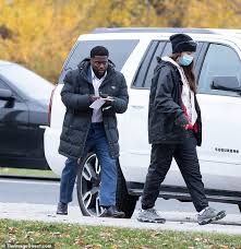 Con kevin hart, woody harrelson. Kevin Hart And Woody Harrelson Spotted On The Set Of The Man From Toronto Daily Mail Online