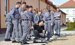 Inspectoratul general al politiei de frontiera (igpf) a initiat procedura de incadrare directa sau trecere a agentilor in corpul ofiterilor, fiind disponibile politia de frontiera va scoate la concurs 604 posturi de agenti in structurile operative ale igpf. Cum PoÅ£i Deveni PoliÅ£ist De FrontierÄƒ 280 De Locuri Scoase La Concurs In Cadrul Scolii De PregÄƒtire A AgenÅ£ilor PoliÅ£iei De FrontierÄƒ Avram Iancu Oradea Politia De Frontiera