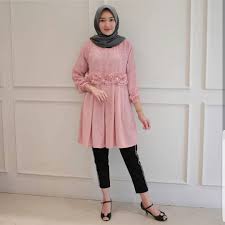 Seperti contohnya baju atasan wanita aneka model dan merk yang terbaru dan kekinian. Fashion Model Baju Atasan Wanita Terbaru 2019