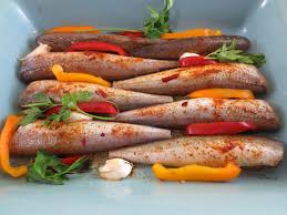 Curry, rozmarin, cimbru, boia dulce), smantana lichida, lamai, vin alb, capere marinate. Merlucius La Cuptor O ReÅ£etÄ SimplÄ RapidÄ Si DelicioasÄ Epoch Times Romania