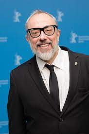 Misterio en la isla de los monstruos, adaptación de una novela de julio verne, ejemplifica a la perfección la esencia de su cine. Alex De La Iglesia Wikipedia La Enciclopedia Libre