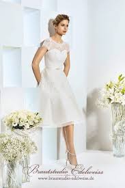 Check spelling or type a new query. Kurzes Brautkleid Knielang Aus Spitze Und Tull Petticoat Standesamtkleid Wedding Dresses Dresses Wedding Dresses Lace