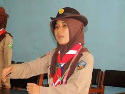 Saku berada di bawah, tidak menggunakan kancing saku, topi bundar. Topi Pramuka Penggalang Penegak Pandega Putri Pramuka
