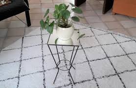 Petit Gueridon Vintage Pietement En Metal Laque Noir Et Dessus En Miroir Embouts De Caoutchouc Jaune Aux Pieds Mesure 48 Cm De En 2020 Gueridon Vintage Verre Grave