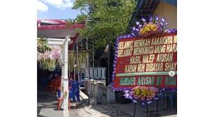 Karena akan sangat jarang sekali anda temui membaca komik dengan suasana karakter di dalam nya berhijab. Viral Pernikahan Di Sragen Dihadiahi Karangan Bunga Selamat Menikmati Uang Haram Ini Kisahnya Halaman All Tribun Solo