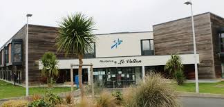 Cependant, étant donné le nombre de cas au canada, le risque pour les canadiens est considéré comme élevé. Manche 98 Cas De Covid 19 Et 14 Deces Dans Un Ehpad