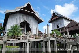 Keloid adalah tumbuhnya jaringan parut di bawah kulit akibat luka atau cedera, misalnya luka bakar, jerawat pecah, tato, tindik, atau operasi. Muzium Terengganu Muzium Dalam Taman Tercantik Terbesar Di Malaysia Libur