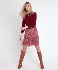 Elle porte une jupe blanch), une blouse bleue. Jupe Chics Droites Tailleurs Trapezes Longues Femme Maison 123