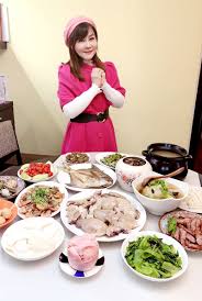 作詞：俞隆華 作曲：俞隆華 編曲：許治民/丁天牧 天色清清風涼涼 阿娘帶子看風景 白雲也伴行 阿爸對天說以前 海浪濤濤 偷偷 一日閒 多彩多姿多演變 有如戲中形 男歡女愛用真情 無愁無怨生活安定 大家有緣來結情 互相寬心胸 將來此時變過程 這是自然 自然 的人生. O5i9kci6fnxr7m