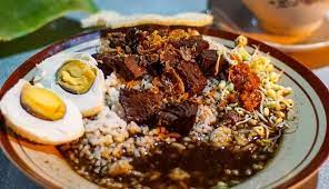 Makanan rawon ini merupakan salah satu ikon kuliner di jawa timur dan biasanya disajikan dengan nasi hangat yang dilengkapi oleh rebusan tauge. Pilihan Rawon Di Madiun Menyantap Si Kuah Hitam Enak Di Kota Gadis