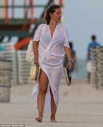 Footballer jamie redknapp has helped please send a stamped addressed envelope to: Jamie And Louise Redknapp Hit The Beach In Miami With Their Sons Daily Mail Online