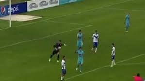 El arquero de universidad católica, matías dituro, reveló que en un futuro cercano le gustaría defender la camiseta de la selección chilena. Bolivar Goal Keeper Matias Dituro Scores Incredible Goal Daily Mail Online