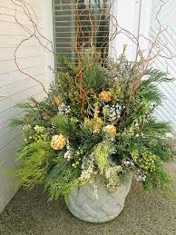 Love The Pop Of Gold And The Twisted Willow In This Container Weihnachtsdeko Im Garten Blumen Im Blumentopf Gartencontainer