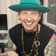 Do local fire departments help get cats out of city trees in Toronto?