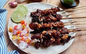 Campur bumbu ulekan dengan daging kambing yg telah dicuci, simpan di dalam lemari pendingin rasanya tak kalah enak dari sate yang biasa dibakar, lho! 5 Resep Sate Kambing Terenak Daging Empuk Pakai Nanas Dan Daun Pepaya