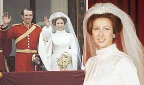 Princess anne & captain phillips solid silver commemorative wedding plate. Princess Anne Wedding Queen Mary Fringe Tiara Has Link To Princess Beatrice And Queen All Best 24