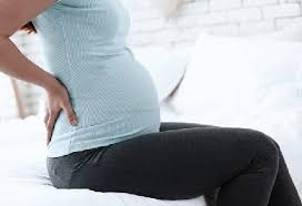 Sakit pinggang sebelah kiri ditandai dengan rasa nyeri tajam dan menusuk di bagian kiri pinggang. 3 Hal Yang Akan Dirasakan Saat Moms Hamil 18 Minggu