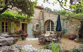 Mediterraner Garten Steinfassade Holzmobel Pflanzen Baume Pergolagarten Mediterraner Garten S En 2020 Balancoire Jardin Jardiniere Terrasse Amenager Petit Jardin
