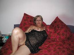 Femme Mature Exhibe Ses Gros Seins Et Son Corps Pulpeux