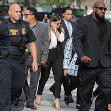 Before the arrest and conviction of her husband, people knew little about her. En Fotos Emma Coronel Ante La Sentencia Del Chapo