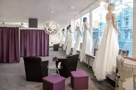 Hier bekommt ihr einen einblick in unser sortiment an wunderschönen brautkleidern. Die Beliebtesten Modelle Der Aktuellen Kollektionen Werden Von Regina Raddatz Im Schaufenster Der Brautboutique In Der Altonaer Str Braut Brautkleid Boutique