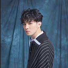 作詞：黃偉晉 / 婁峻碩 作曲：黃偉晉 / 婁峻碩 編曲:魯綱宇 癱在我的房間 貓咪踩過幾遍 ba la da la di la day 被甩掉的第七天 手機丟在一邊 讓我fade out 一切 ba la da la di la day 訊息奪命連環sent 說現在得推我去海邊 夕陽咖啡店 說壞的心情會隨著日落不見 oh é»ƒå‰æ™‰å¤§é¦¬ç²‰çµ²å¾Œæ´æœƒ My Wayne Inicio Facebook