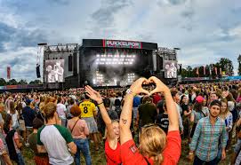 Pukkelpop 2021 takes place from 19 to 22 augustus 2021 at kiewit, hasselt, belgium. In Kiewit Is Men Met De Opbouw Begonnen Maar Hoe Groot Is De Kans Dat Pukkelpop Nog Doorgaat Humo