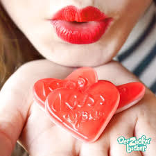Uber Was Freut Man Sich Mehr Als Einen Sussen Kuss Kuss Herzen Fruchtgummi Derzuckerbaecker Liebe Rot Sussigkeite Sussigkeiten Tute Susse Geschenke Susses
