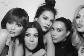 Black And White Photo Booth Kardashians The Secret Behind The Kardashians Perfect Photobooth Pictures Kardashian Jenner Jenner Sisters Kardashian Photos