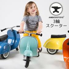 楽天市場 在庫有り ambosstoys プリモ ライドオン クラシック 3輪 スクーター キックスクーター キックスケーター おもちゃ バランスバイク オートバイ 足けり乗用玩具 三輪車 乗り物 ベスパ vespa ディスプレイ インテリア おしゃれ primo ride on classic bbr baby