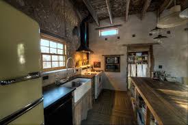 Diane Keaton S 1 5 Million Adobe Home In Tucson Defines Desert Chic Adobe House Home Diane Keaton