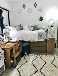 Love The Rug In This Homey Dorm Room Beautiful Dorm Room Dorm Room Inspiration College Dorm Room Decor