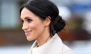 Meghan Markle Worked As A Calligraphy Teacher Her Handwriting Is Honestly Gorgeous Meghan Markle Hair Royal Hairstyles Hair Looks