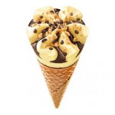 Un helado con sabor a café servido en una cómoda y elegante copa. Helados Congelados Angela