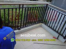 Berikut ini adalah gallery desain railing balkon besi tempa, motif railing balkon besi tempa, model railing balkon besi tempa, ornamen railing balkon besi tempa, balcony wrought iron, konsep railing balkon besi tempa terbaru tren 2019.venus memberikan pelayanan jasa pembuatan pagar besi tempa terbaik dengan material terbaik. Railing Tangga Balkon Bina Karya