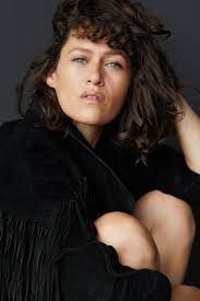 Lara Kramer's Instagram, Twitter & Facebook