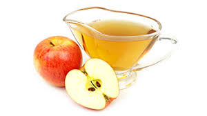 Preparazione aceto di mele o sidro con succo di mele cotogne prima di tutto lavare le mele e depositarle in un recipiente pieno d'acqua per alcuni minuti aggiungendo una presina di bicarbonato. Utilizzi Dell Aceto Di Mele