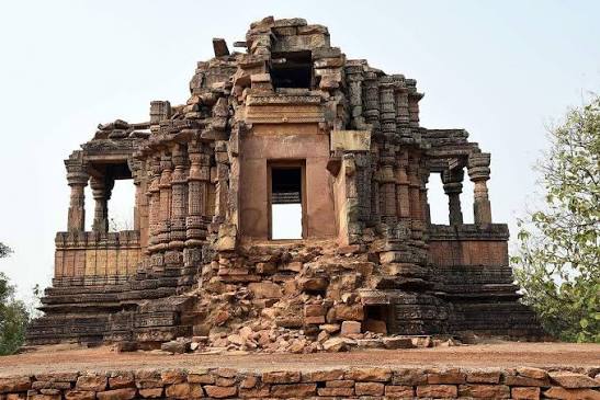 The post Chandella era Sculptures of the Ajaygarh Fort, Panna Forest, MP.