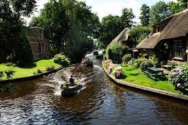 It is known as venice of the north because of its extensive network of canals and 180 bridges. Giethoorn The Venice Of Holland Verreisen Urlaub Holland