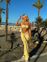 Woman who quit job to become adult star reveals eye-watering amount she  made in just the first month - Entertainment - LADbible