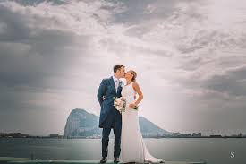 Como fotografo de bodas en málaga, tengo la suerte de poder encontrar preciosas bodas en la playa málaga, como es el caso es esta boda, que se realizo, en bahía de tanit, un chiringuito playero de la. Unos Novios Viajeros Boda En Una Playa De Malaga Organizacion De Bodas En La Playa En El Sur De Andalucia Toni Orihuela Eventos