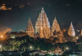 Tawangmangu yang merupakan sebuah kecamatan di kabupaten karanganyar, terletak di lereng sebelah barat dari gunung lawu. Gambar Taman Wisata Candi Prambanan Saat Ada Acara Di Malam Hari Cologne Cathedral Cathedral Landmarks