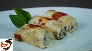 Infatti da una ricetta base come la crespella, si possono creare dei menù che prevedono il suo una volta pronte le crespelle, si possono variare i ripieni a seconda degli strati che vogliamo fare, sarà poi sufficiente far. Crepes Salate Ricotta E Spinaci Primi Piatti Al Forno Spinach Crespelle Fiorentina Youtube
