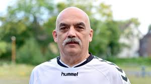 VeRuKa-Frauen feiern Aufstieg mit Badekappe und Schnäuzer