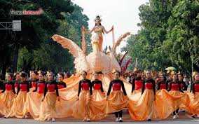Tarian daerah jawa tengah ini berkisah tentang perang kebaikan melawan kejahatan yang kedua sifat tersebut diceritakan dalam gerakan tari. Tari Angsa Tarian Kebanggaan Daerah Jawa Tengah