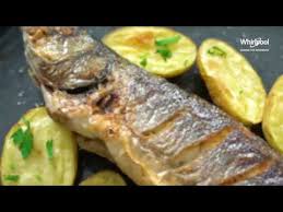 Así puedes cocinar platos sabrosos y saludables ahorrando algunos de nuestros hornos microondas ofrecen funciones más avanzadas. Pescado Frito En El Microondas Chefplus Cocinaconwhirlpool Youtube