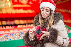 Pour trouver le cadeau qui fera plaisir en étant encore dans les pour réussir ses cadeaux de noël, il faut être un minimum organisé ! Comment Offrir Le Cadeau De Noel Ideal Quand On A Un Petit Budget Wonderblog