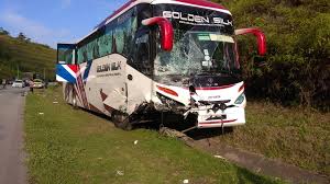 Namun, disebabkan myvi tersebut gagal memperlahankan kenderaan dan nyaris mahu melanggar orang di hadapannya, kereta tersebut telah merempuh konkrit pembahagi jalan. Gerik Fan Club Kemalangan Maut Melibatkan Bas Dan Kereta Facebook