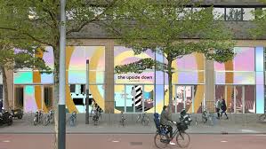 Anna gaat in gesprek met biomedicus. The Upside Down Amsterdam Events In Het Grootste Instagram Museum Van Europa Greatervenues Com